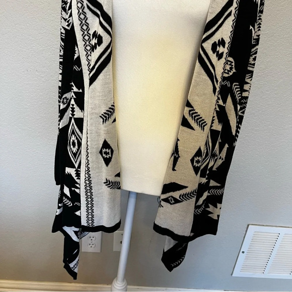 Black and White Aztec Patterned Women's Cardigan - Picture 3 of 14